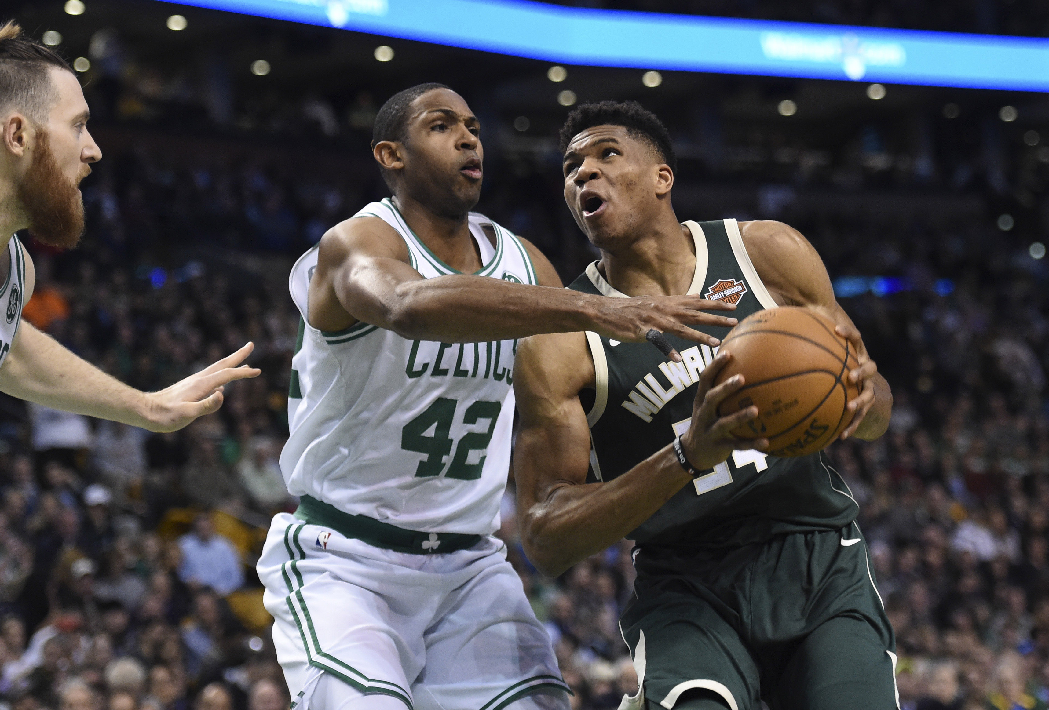 «Ελληνική βραδιά» με τσολιάδες και χορούς για τον Αντετοκούνμπο [Βίντεο]