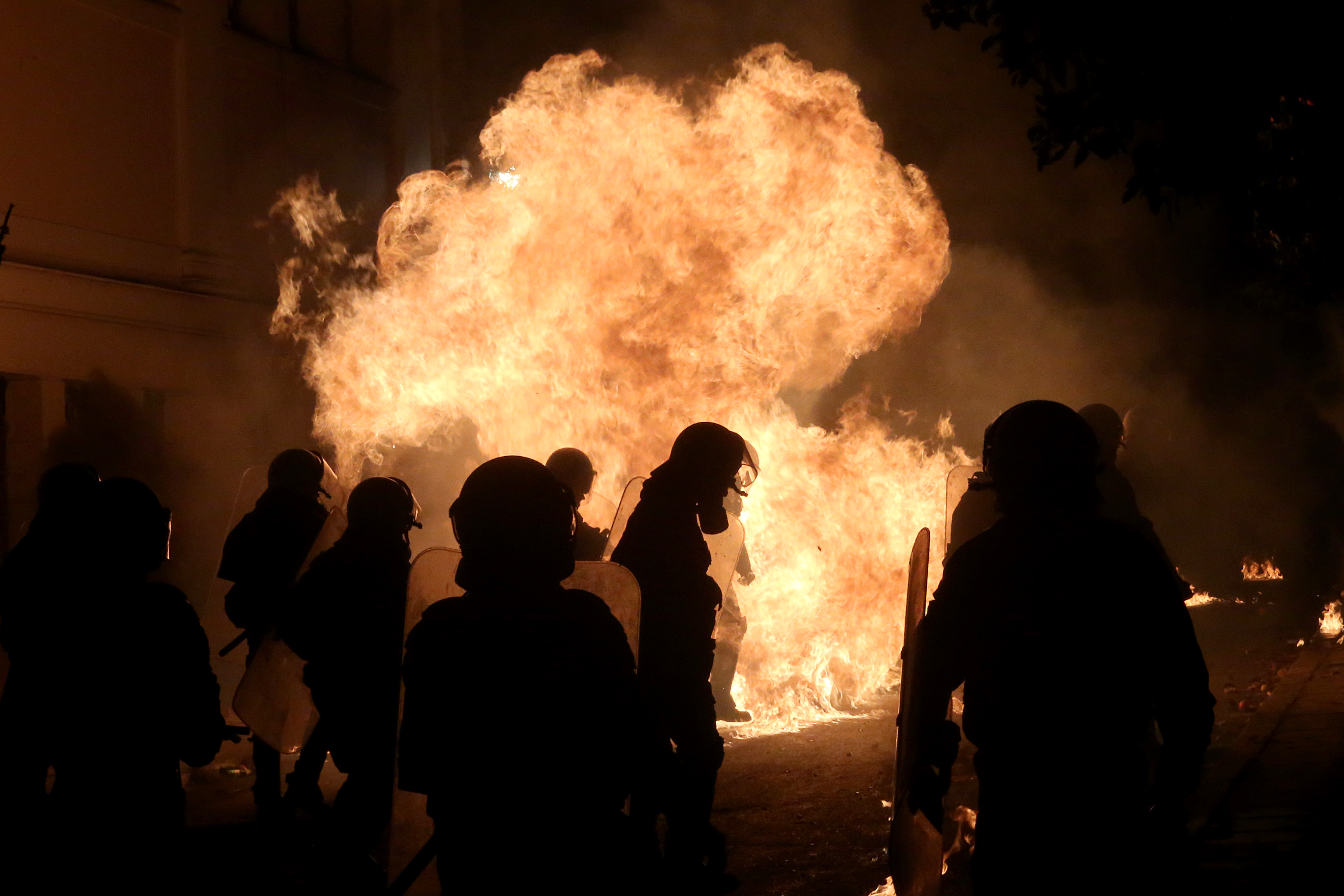 Άνδρες των ΜΑΤ βγάζουν φωτογραφίες με φόντο την καμένη Αθήνα [Εικόνα]