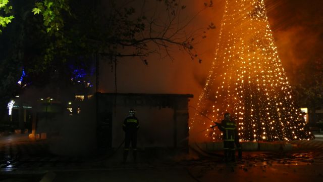 Κάηκε η φάτνη στην πλατεία της Λάρισας