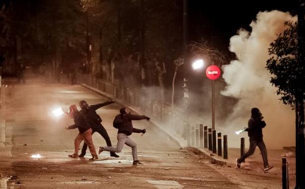 Επιθέσεις με μολότοφ σε διμοιρία των ΜΑΤ στο Πολυτεχνείο