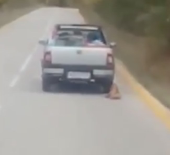 Λάρισα: Έσερνε σκύλο δεμένο στην καρότσα αυτοκινήτου