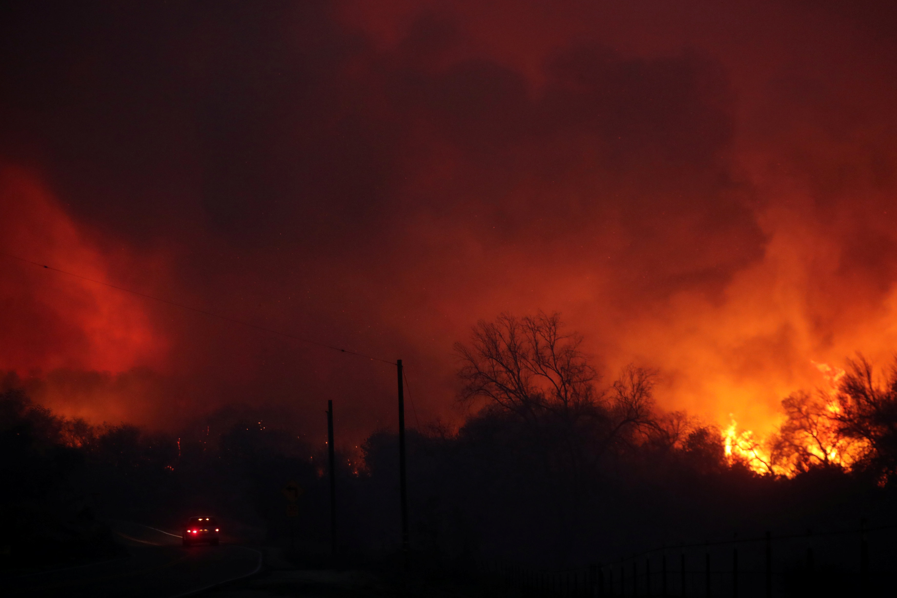 Ανεξέλεγκτα καίνε οι καταστροφικές πυρκαγιές στην Καλιφόρνια