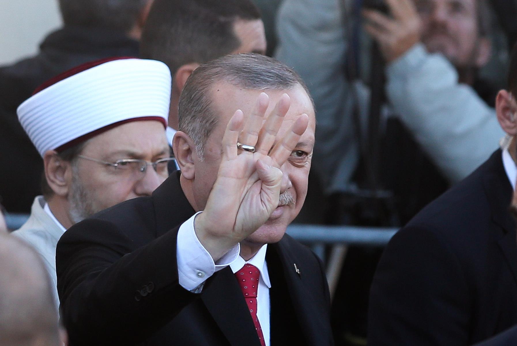Γιατί ο Ερντογάν χαιρετούσε στην Κομοτηνή με τέσσερα δάχτυλα