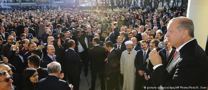Πώς ο Ερντογάν φοβίζει τον γείτονά του