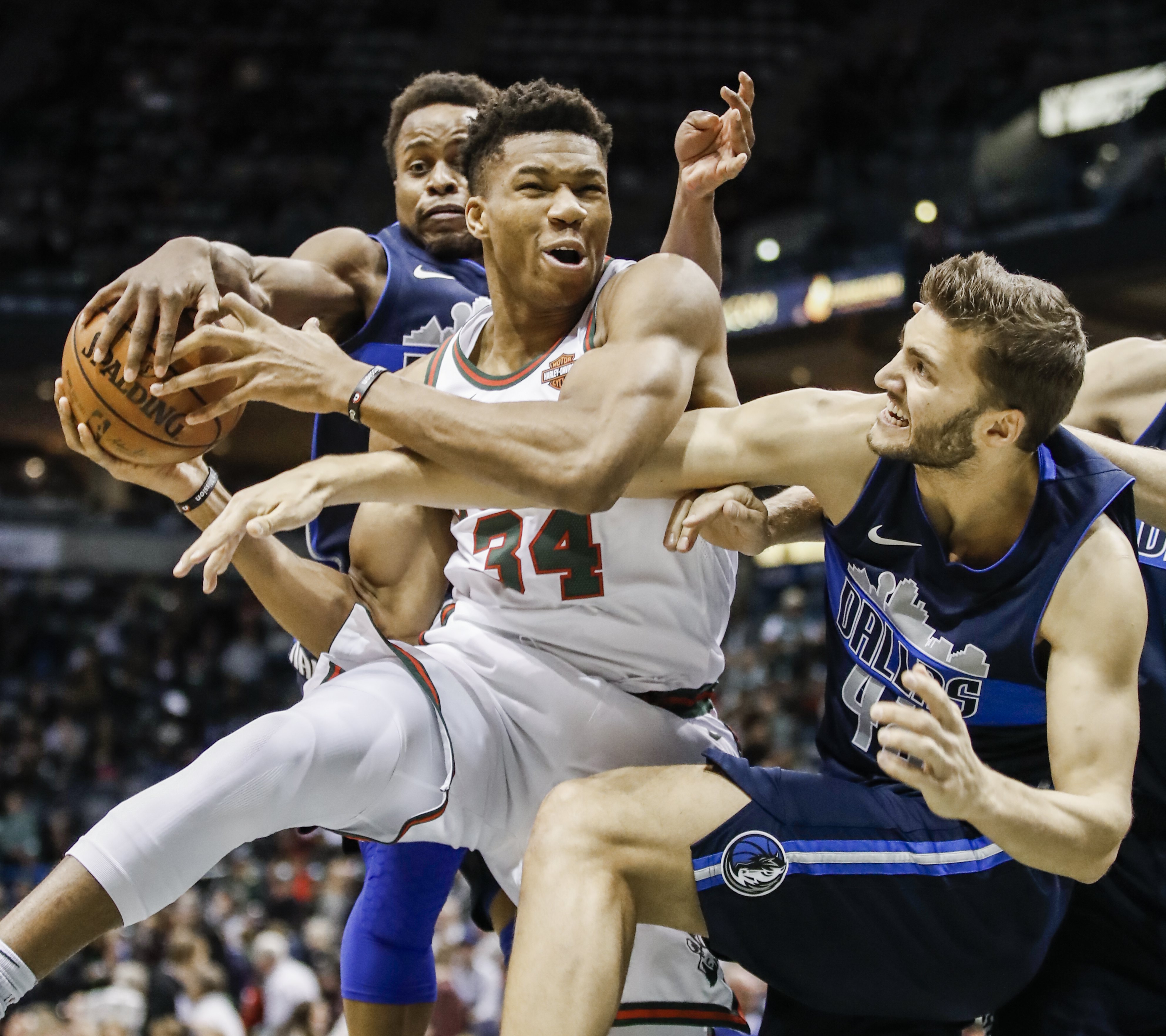 Εντυπωσιακός αλλά απελπιστικά μόνος ο Αντετοκούνμπο, νέα ήττα για Μπακς [Βίντεο]