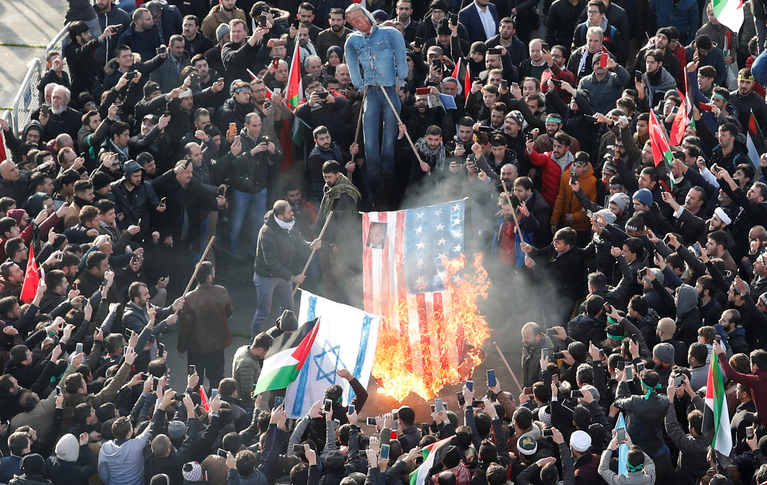 Εκρηκτικό σκηνικό – Χιλιάδες διαδηλωτές κατά Τραμπ στη Μέση Ανατολή [Βίντεο]