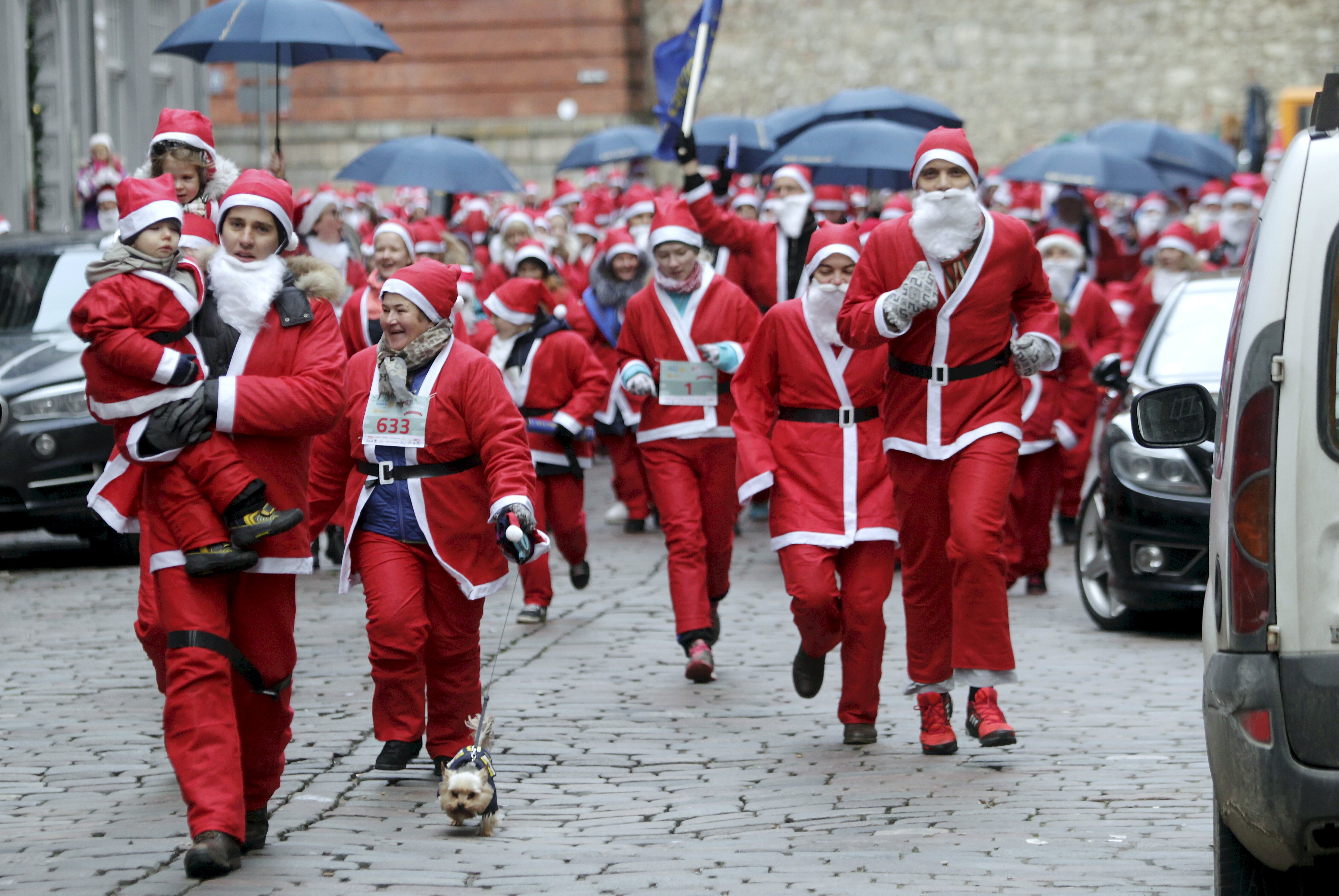 Χριστουγεννιάτικοι αγώνες δρόμου ανάμεσα σε χιλιάδες Άη Βασίληδες