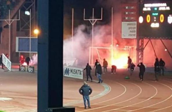 Ξύλο και διακοπή στο κυπριακό ντέρμπι ΑΕΛ-ΑΠΟΕΛ [βίντεο]