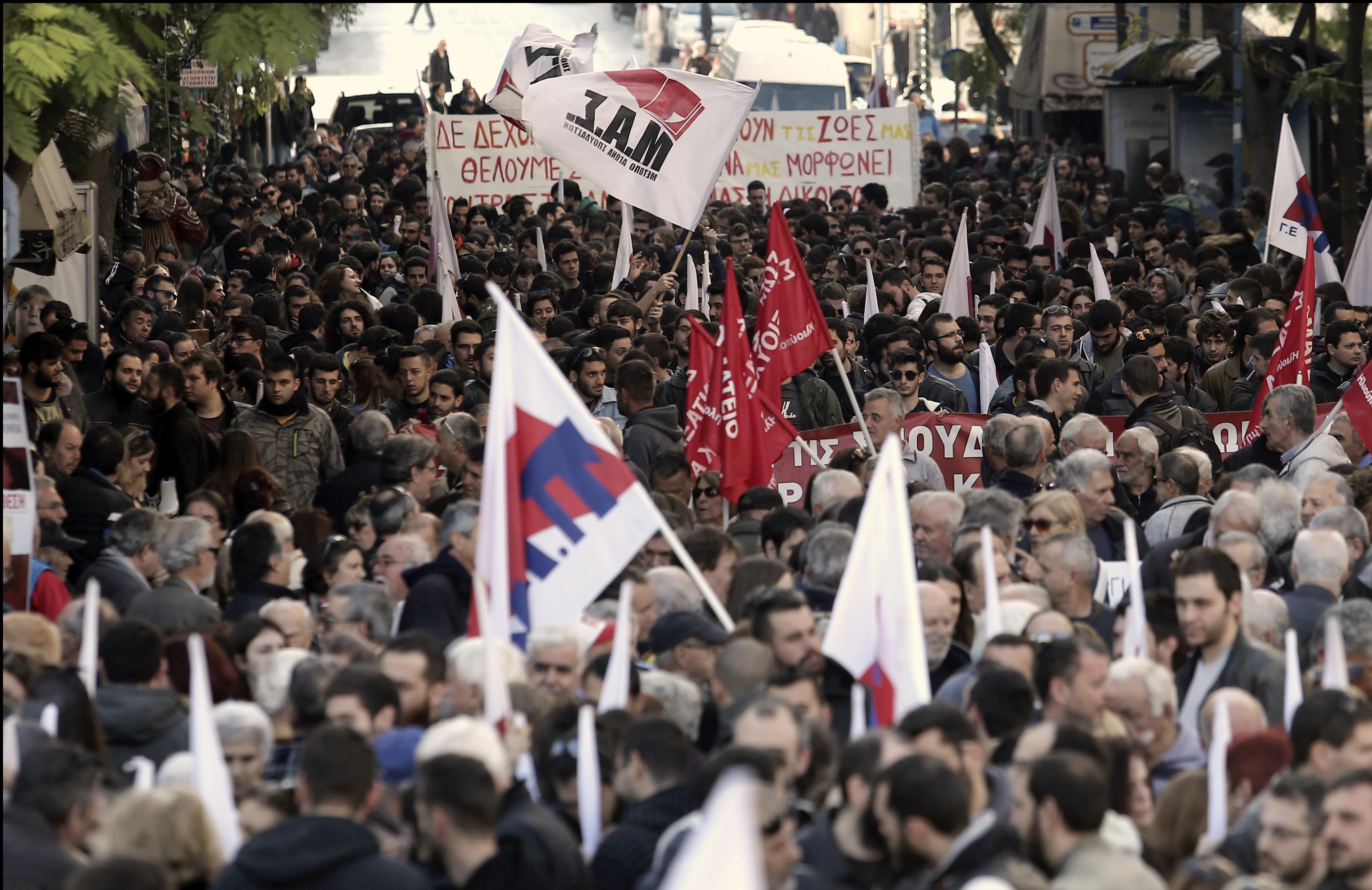 Ολοκληρώθηκαν τα απεργιακά συλλαλητήρια στο κέντρο της Αθήνας [Βίντεο]