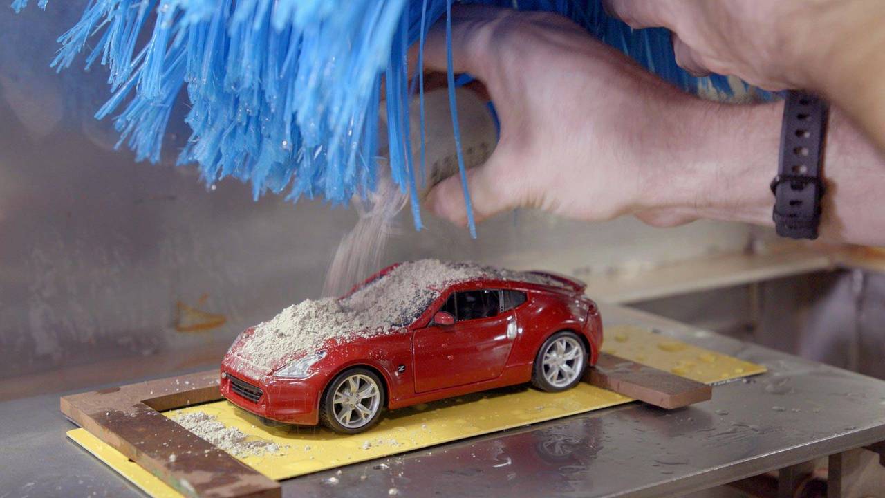 Πλυντήριο αυτοκινήτων υπό κλίμακα δια χειρός Nissan [Video]