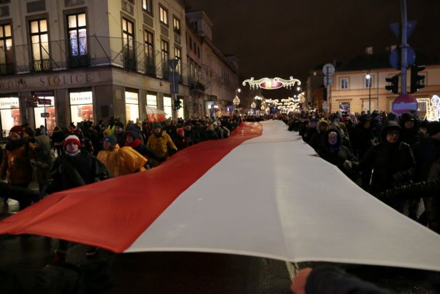 Πολωνία: «Πολιτική» χαρακτηρίζει την απόφαση της Επιτροπής