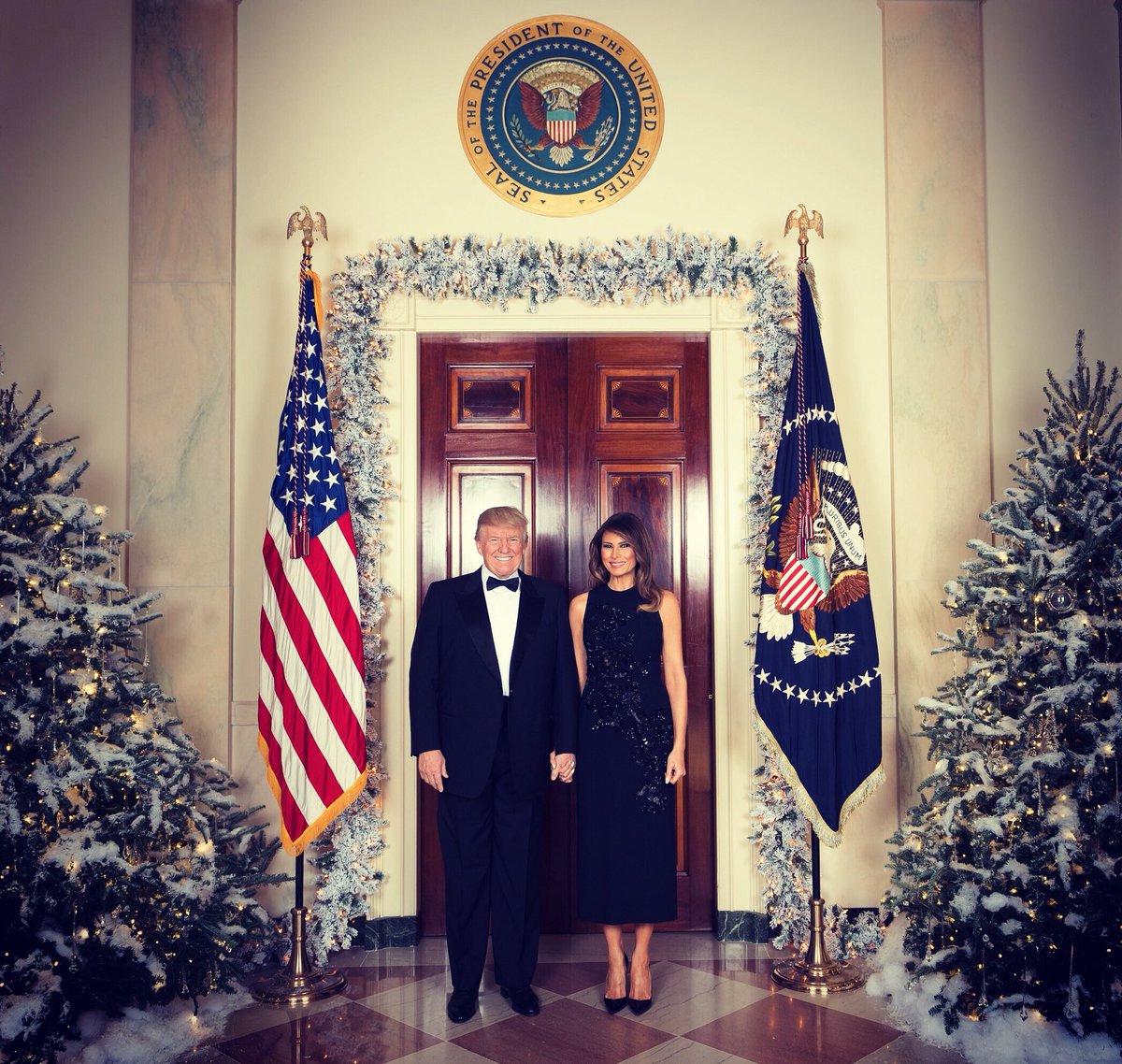 Οι Τραμπ στόλισαν τον Λευκό Οίκο για τα Χριστούγεννα