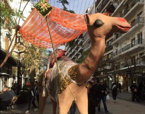 Τρεις καμήλες στο κέντρο της Θεσσαλονίκης