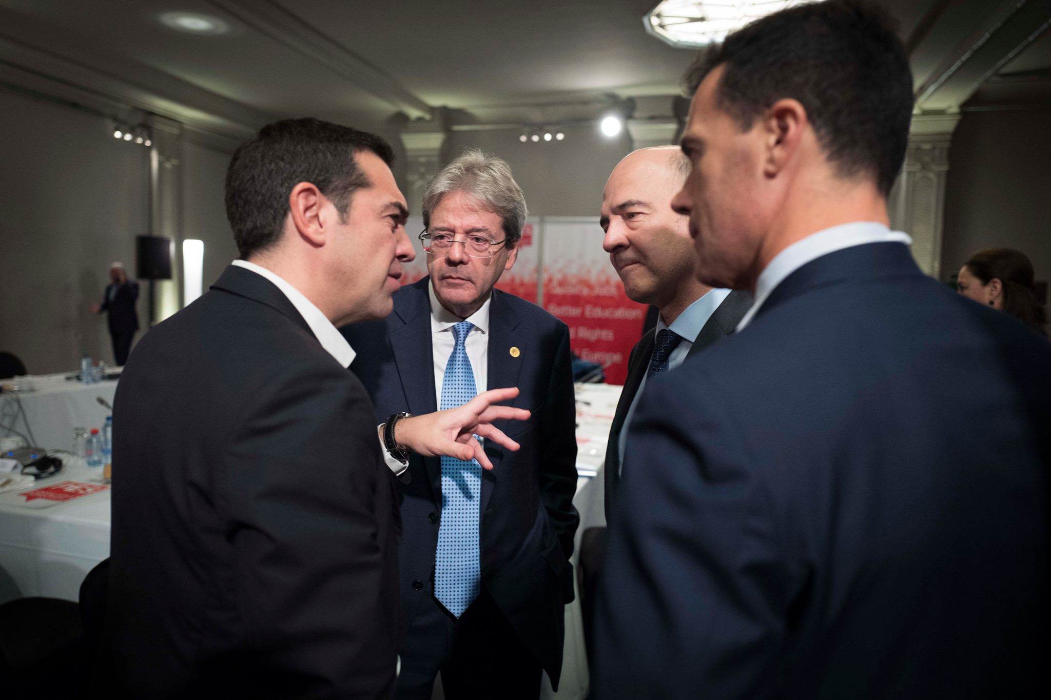 Tsipras denounces stance of countries refusing refugees, decries social deficit