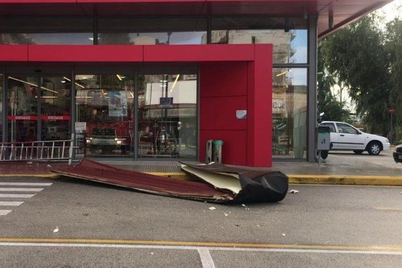 Πάτρα: Ζημιές από στέγαστρο του ΟΣΕ που ξεκόλλησε και το παρέσυρε ο αέρας