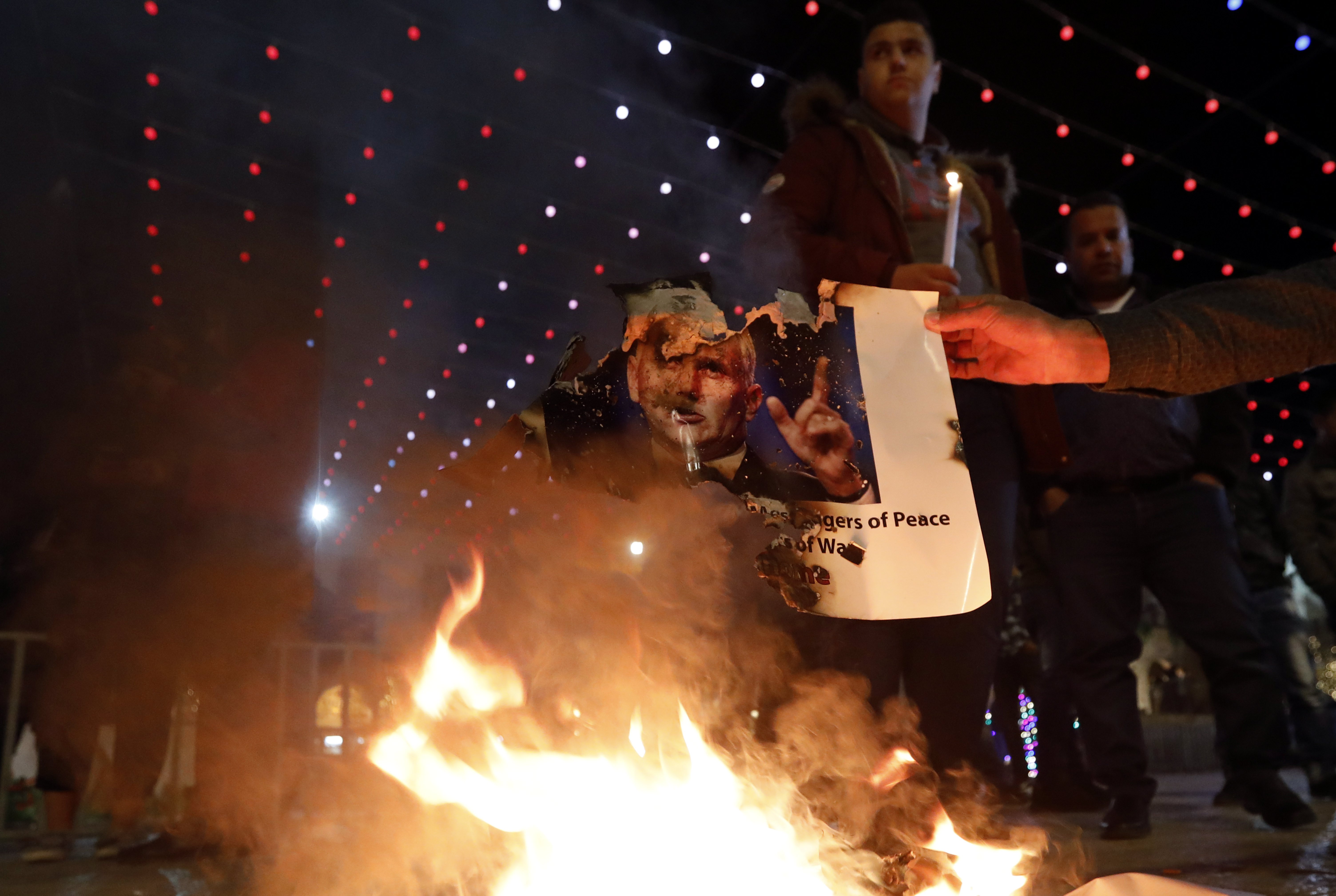 Παλαιστίνιοι διαδηλωτές έκαψαν πορτρέτα του Μάικ Πενς στη Βηθλεέμ