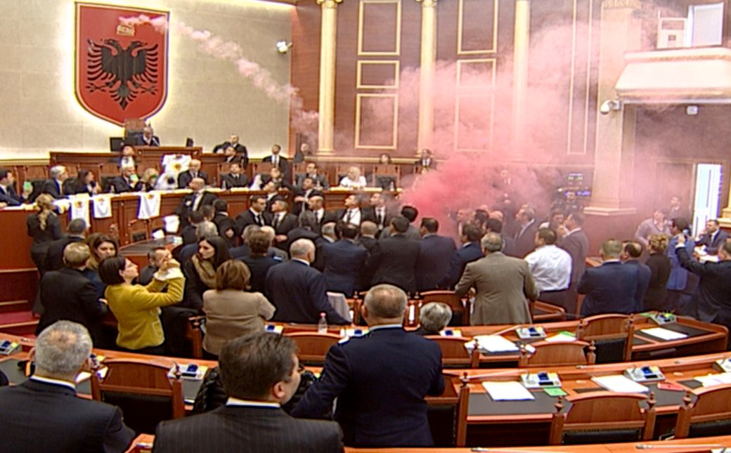 Εκρηκτική ατμόσφαιρα στην αλβανική Βουλή με καπνογόνα [Βίντεο]