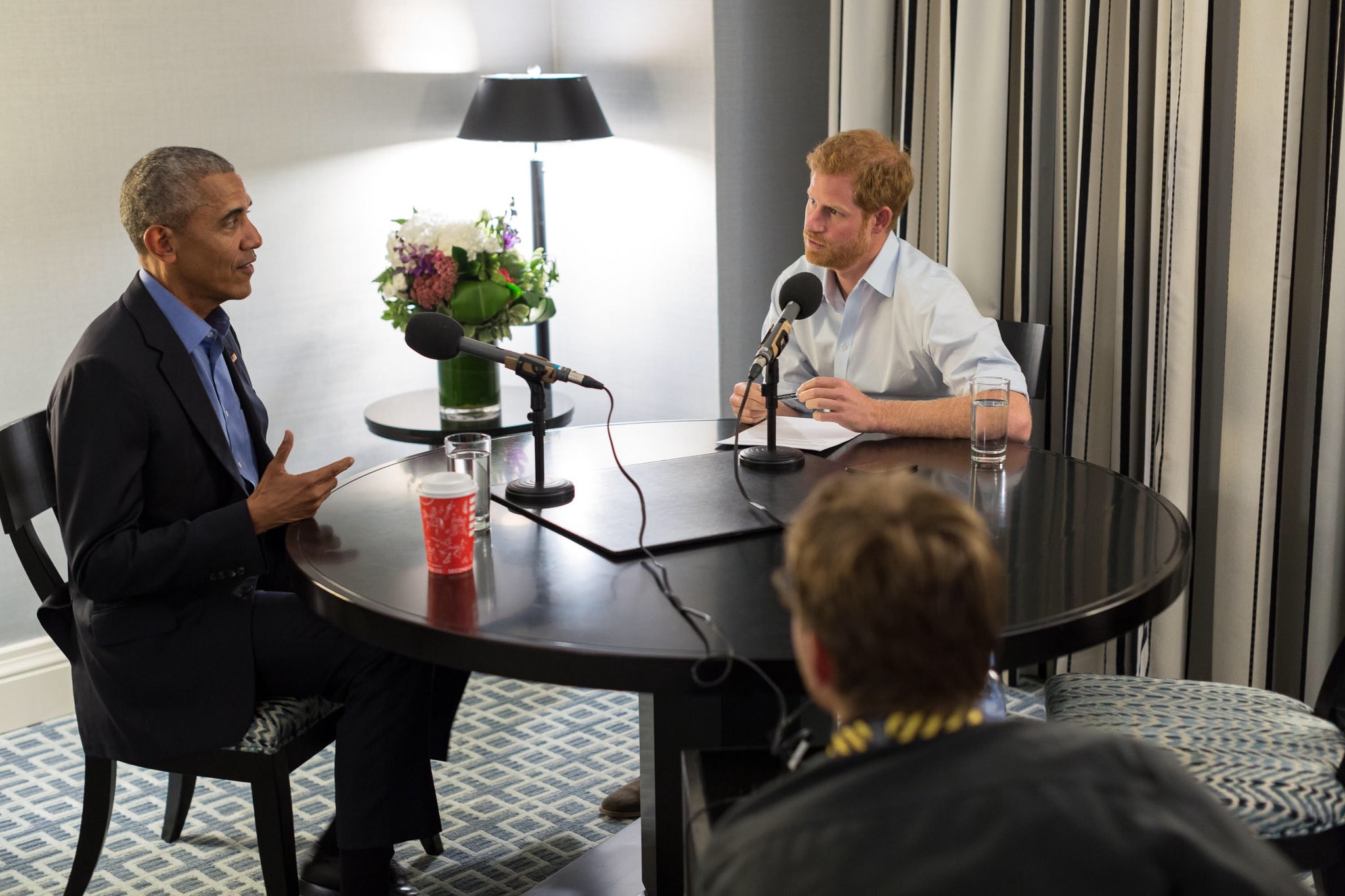 Όταν ο πρίγκιπας Χάρι πήρε συνέντευξη από τον Μπαράκ Ομπάμα [Βίντεο]