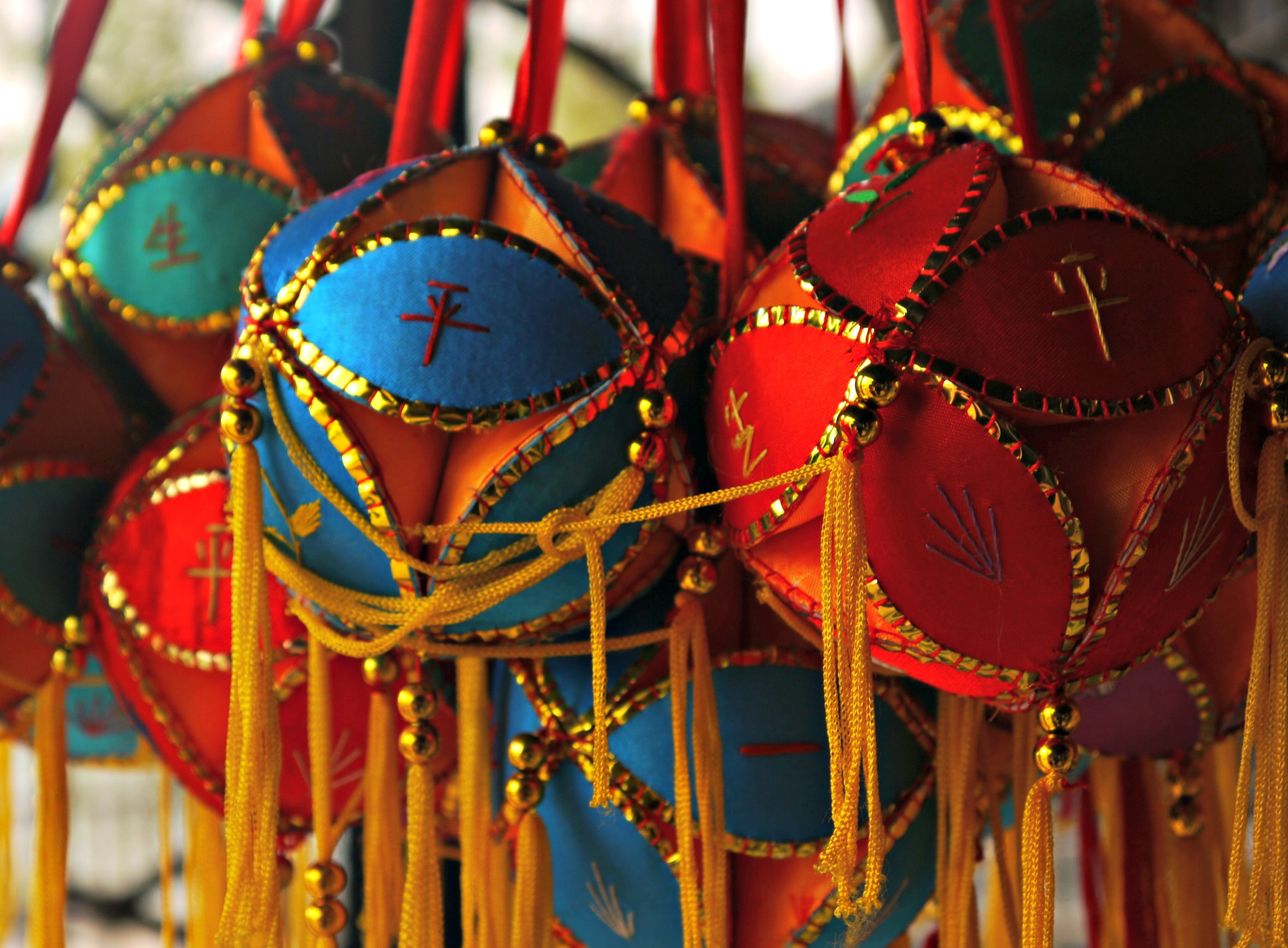 Κίνα: Οι μπάλες του έρωτα και η σιωπηρή έκφραση της αγάπης