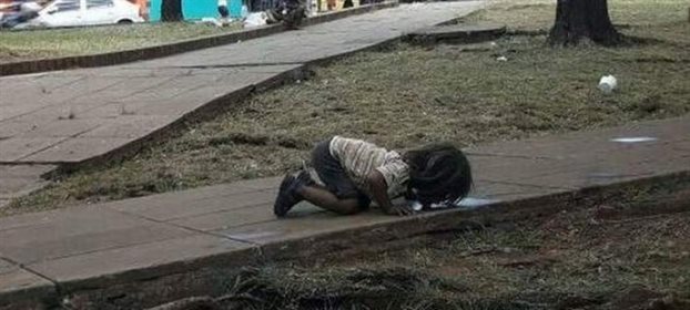 Συγκλονίζει φωτογραφία παιδιού που πίνει νερό από λακκούβα