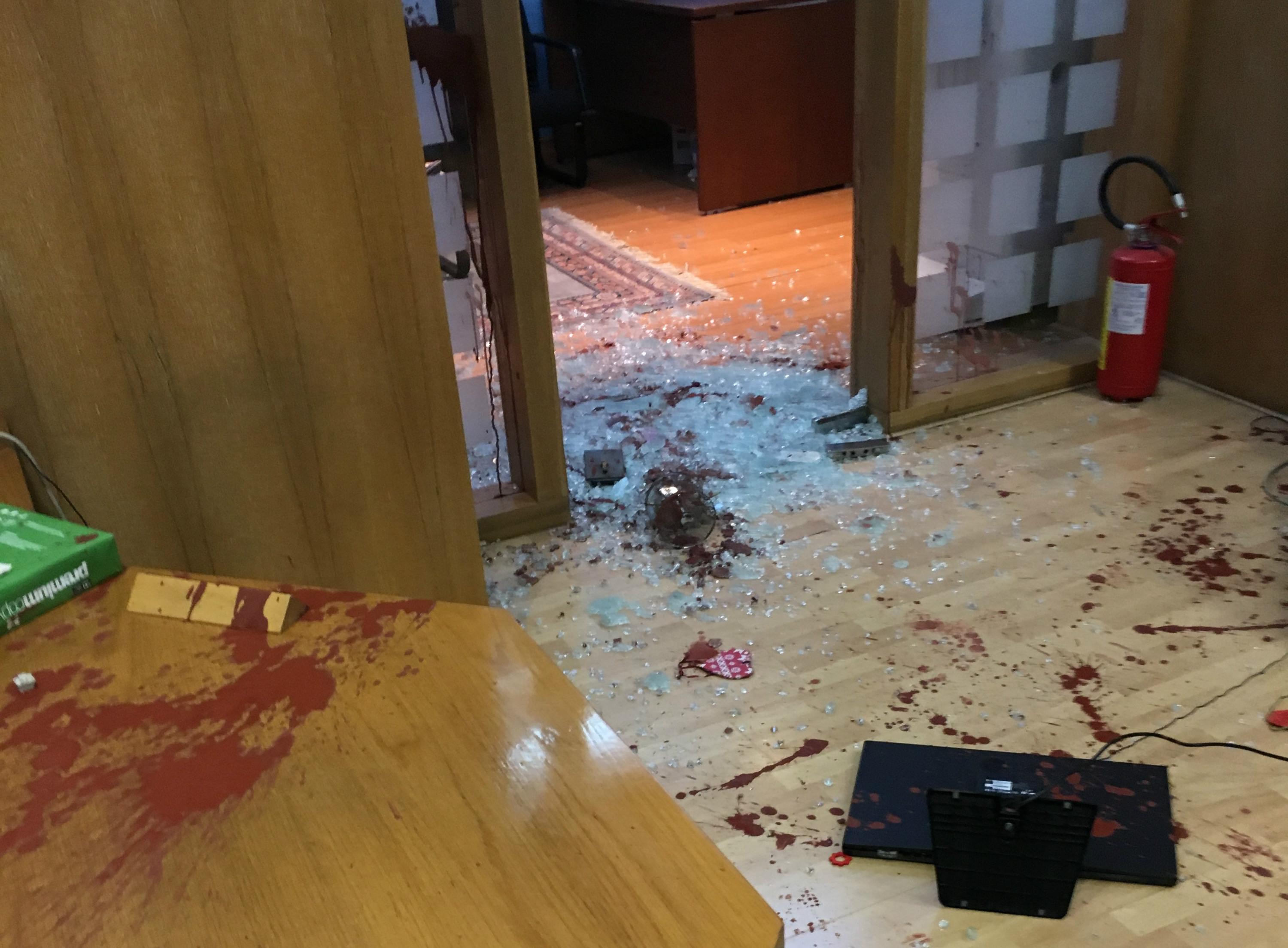 Άγνωστοι έκαναν «γυαλιά-καρφιά» την πρυτανεία του ΠΑΜΑΚ [Εικόνες]