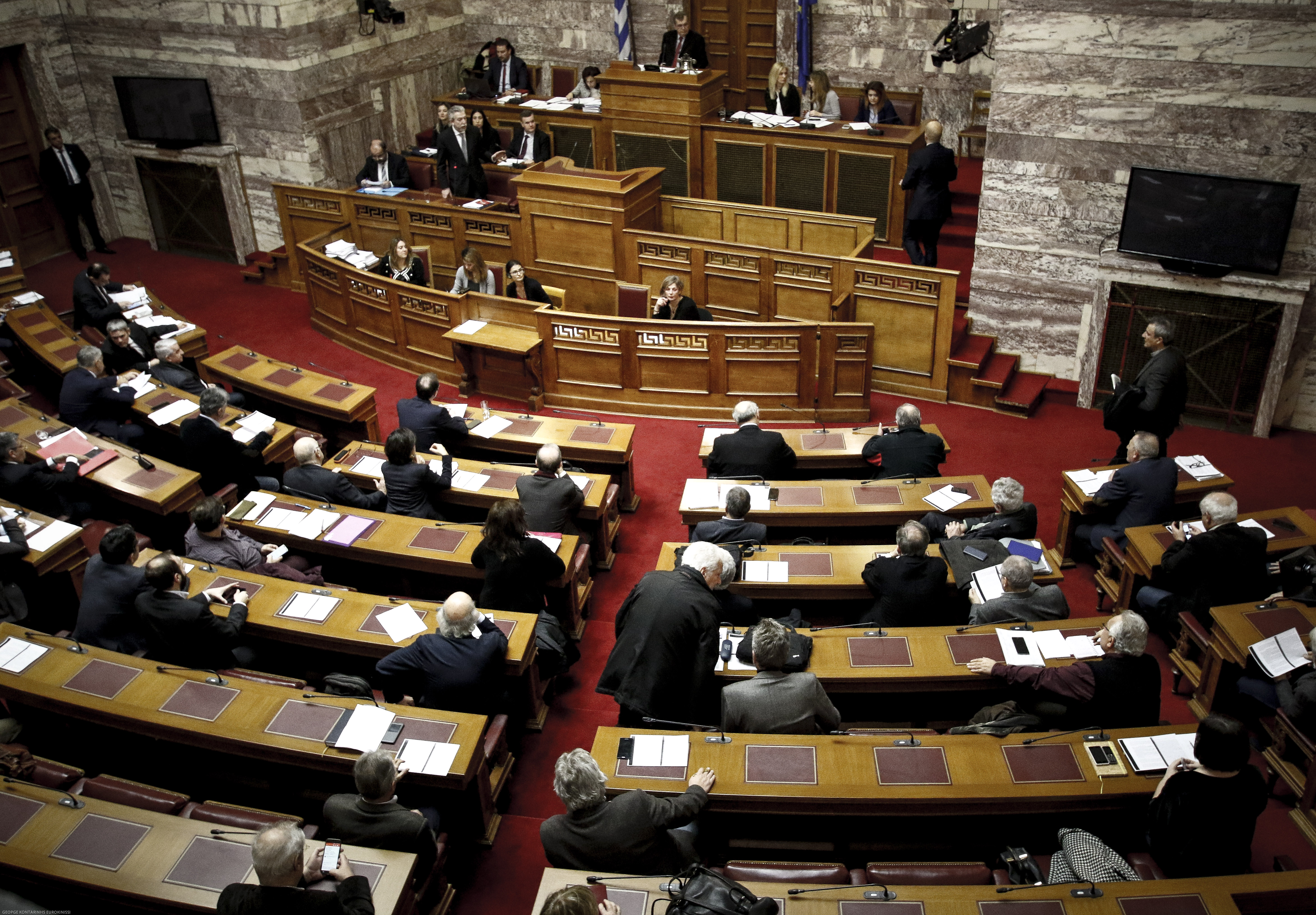 Ομαδικά πυρά κατά κυβέρνησης για πλειστηριασμούς και διώξεις