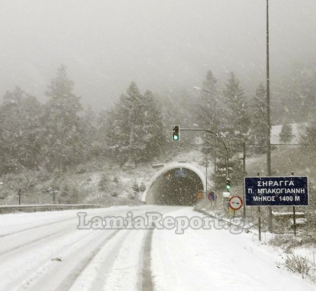 Β. Ελλάδα: Πυκνό χιόνι και μάχη να κρατηθεί το οδικό δίκτυο ανοιχτό [Βίντεο]