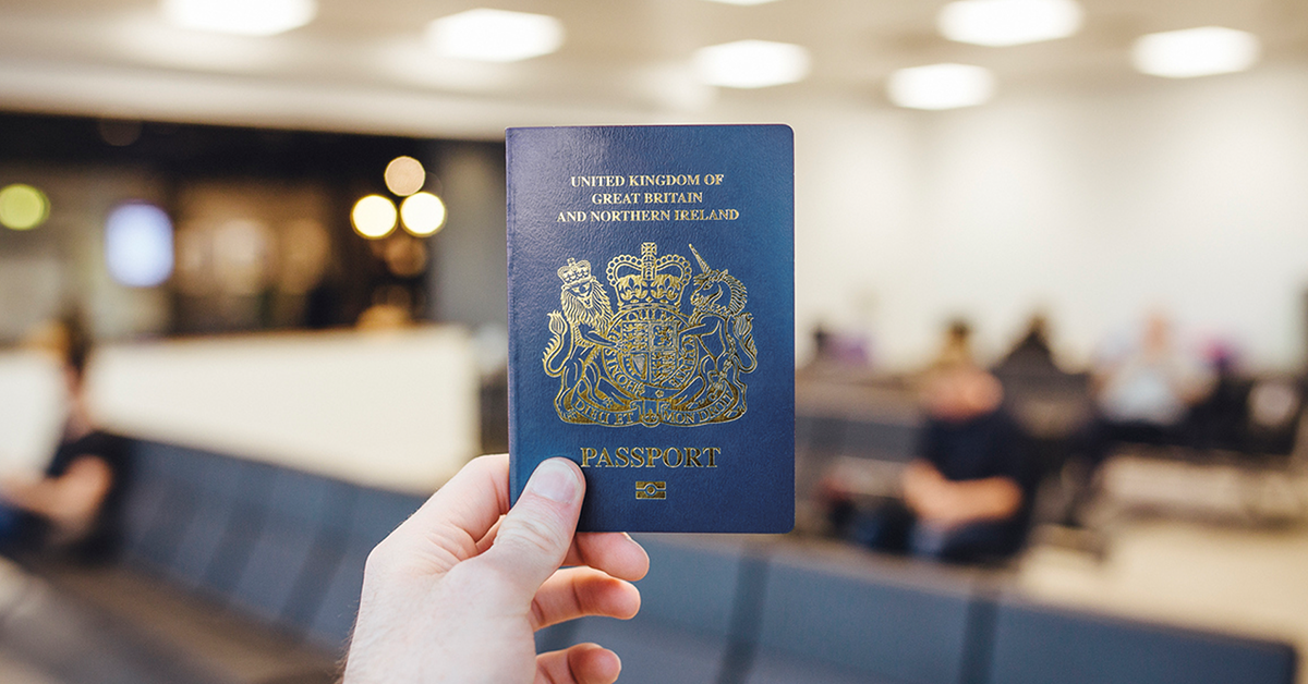Τα βρετανικά διαβατήρια θα επιστρέψουν στο μπλε χρώμα μετά το Brexit
