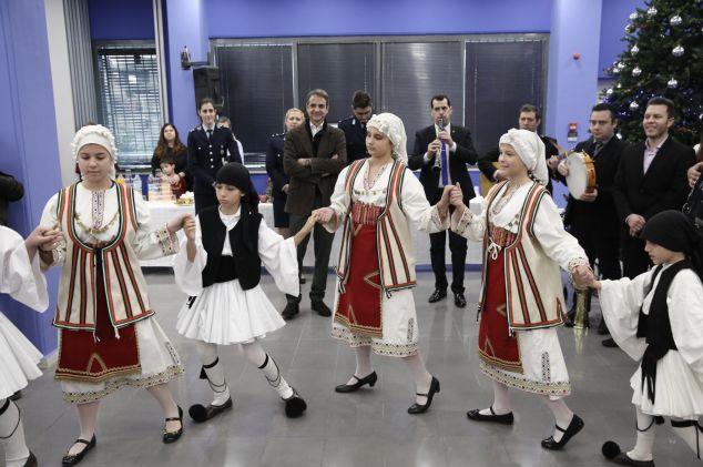 Βρακοφόροι και πρόσκοποι έψαλαν τα κάλαντα στον Μητσοτάκη