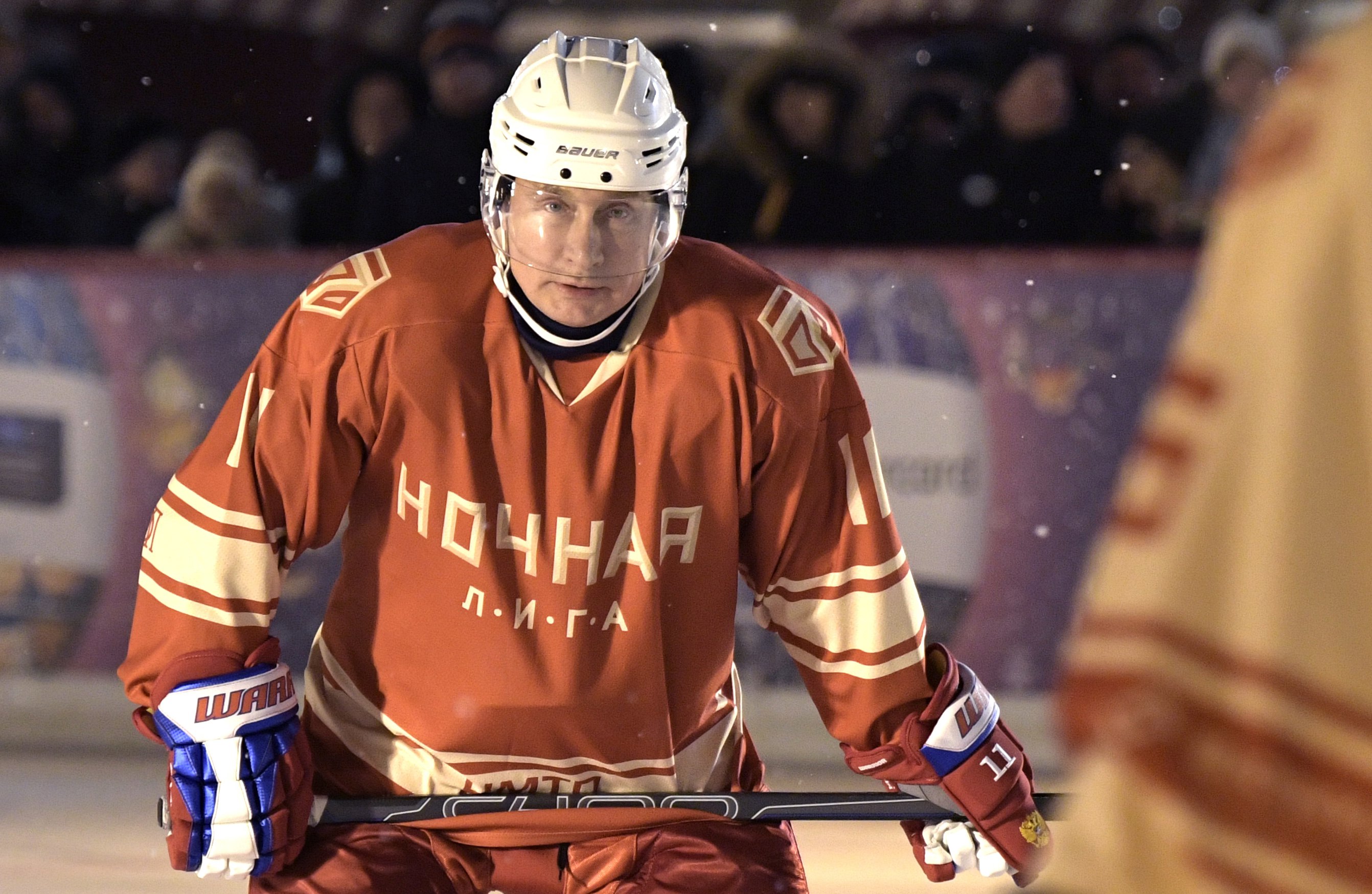 Πούτιν: Έπαιξε χόκεϊ επί πάγου στην Κόκκινη Πλατεία
