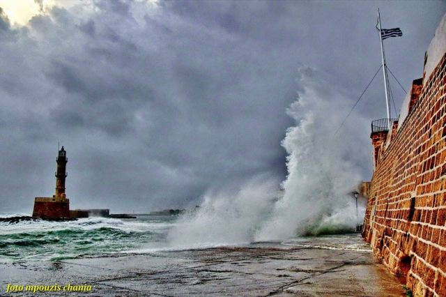 Πελώρια κύματα σκεπάζουν το παλιό λιμάνι των Χανίων