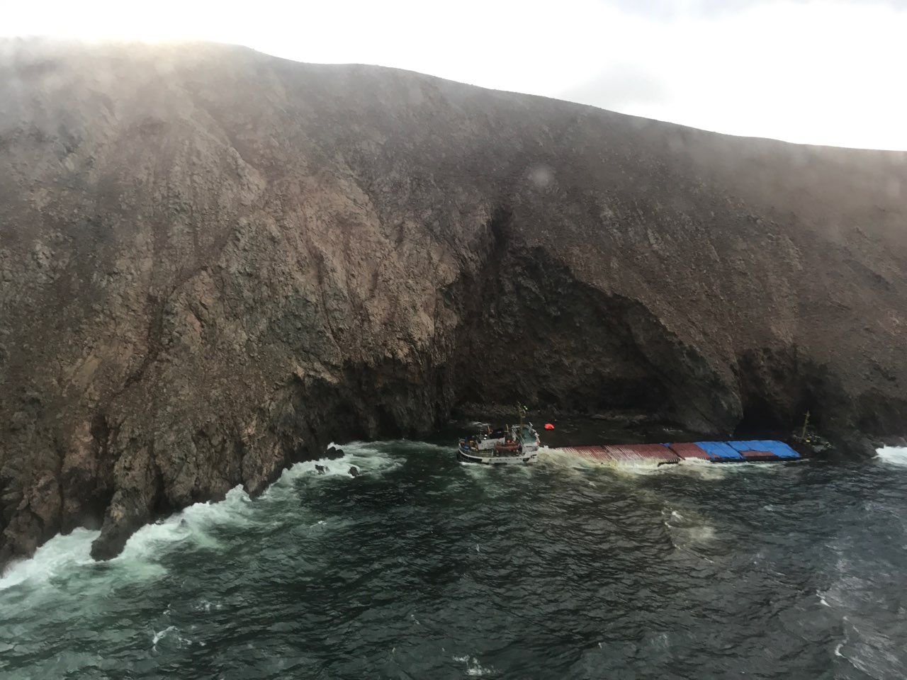 Στο λιμάνι της Μυκόνου οι ναυτικοί του πλοίου που προσάραξε [Βίντεο]