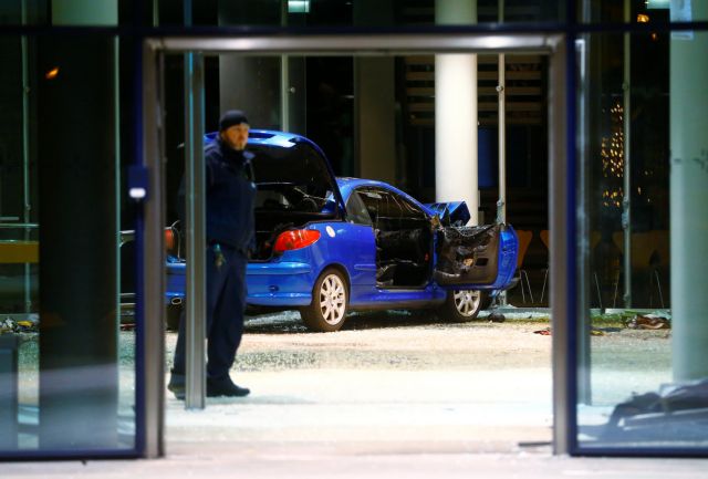 Αυτοκίνητο εισέβαλε στα γραφεία του SPD στο Βερολίνο