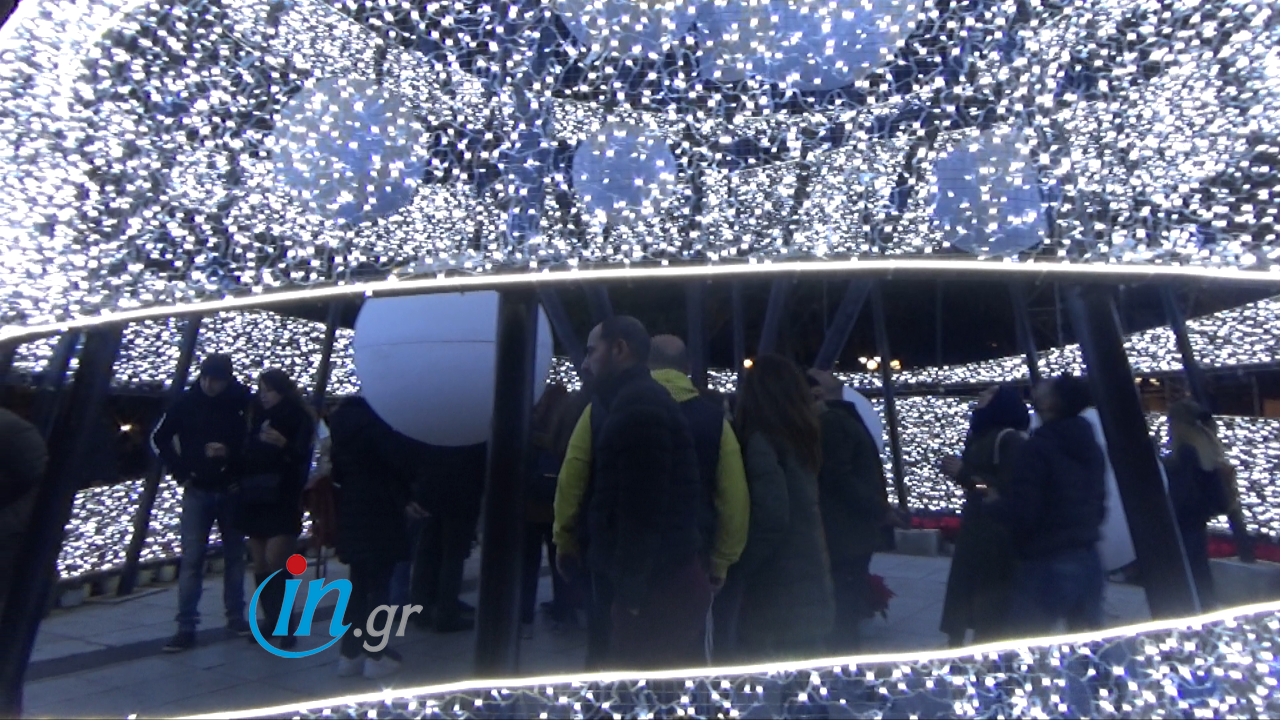 Βόλτα στη χριστουγεννιάτικη νυχτερινή Αθήνα [Βίντεο]