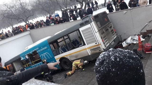 Μόσχα: Λεωφορείο έπεσε πάνω σε πεζούς – 4 Νεκροί [Βίντεο]