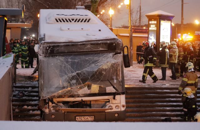 Μόσχα: Η στιγμή που το λεωφορείο χτυπά ανυποψίαστους πολίτες [Βίντεο]