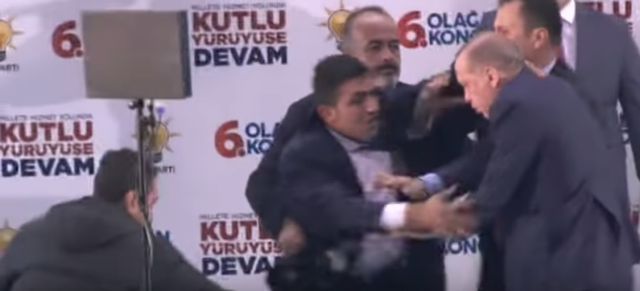«Επίθεση αγάπης» αναστατώνει τον Ερντογάν [Βίντεο]