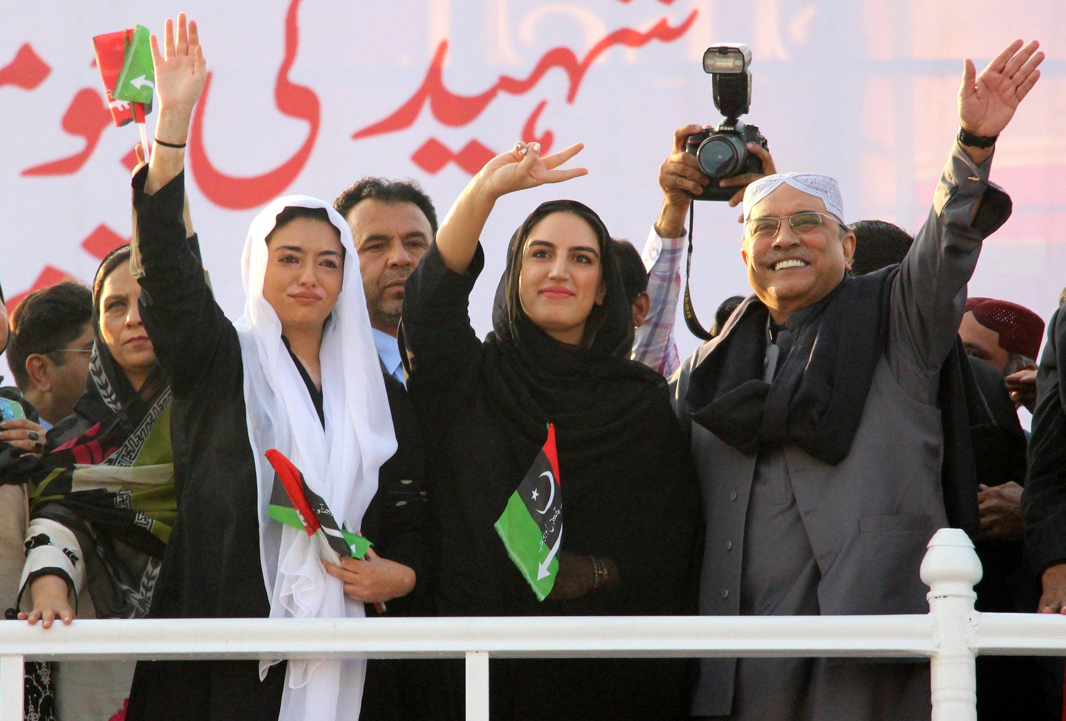 Χιλιάδες Πακιστανοί τιμούν τη μνήμη της Μπεναζίρ Μπούτο