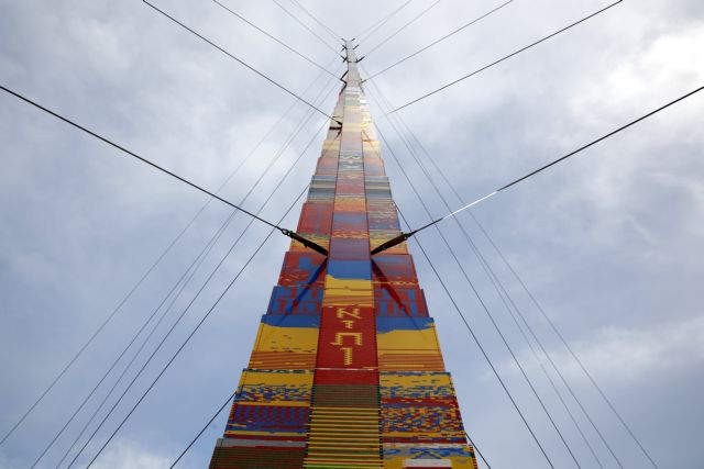 Πύργος 36 μέτρων από τουβλάκια Λέγκο προς τιμήν του 8χρονου Όμερ