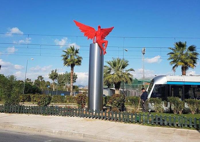 Βανδάλισαν τον «κόκκινο άγγελο» του Π.Φαλήρου – Τι δηλώνουν δήμαρχος και εικαστικός