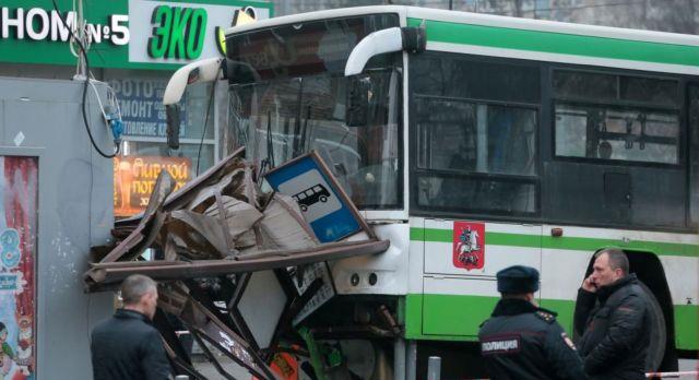 Μόσχα: Λεωφορείο έπεσε πάνω σε στάση, τρεις τραυματίες
