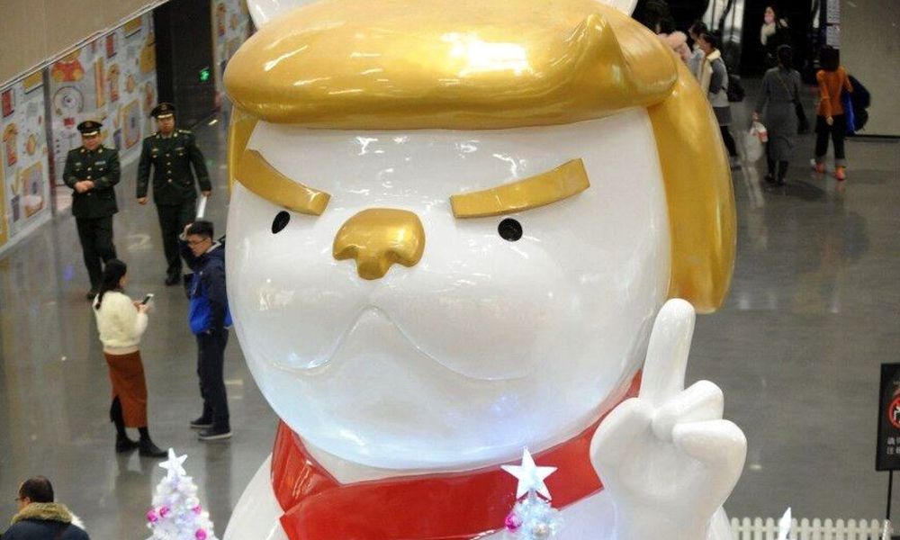 Οι Κινέζοι γιορτάζουν τη Χρονιά του Σκύλου με άγαλμα του Τραμπ