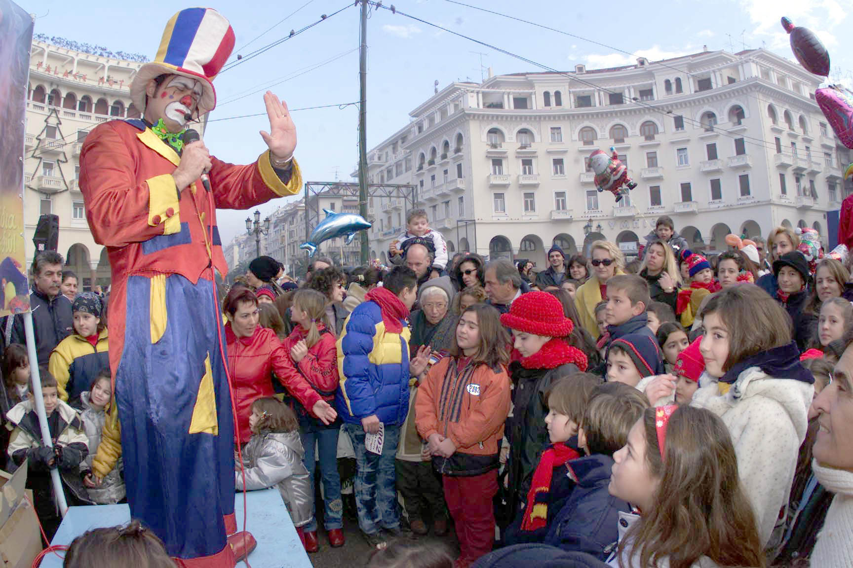 Σε γιορτινό ρυθμό η Θεσσαλονίκη – Κάλαντα, μουσική, ψησταριές στoυς δρόμους
