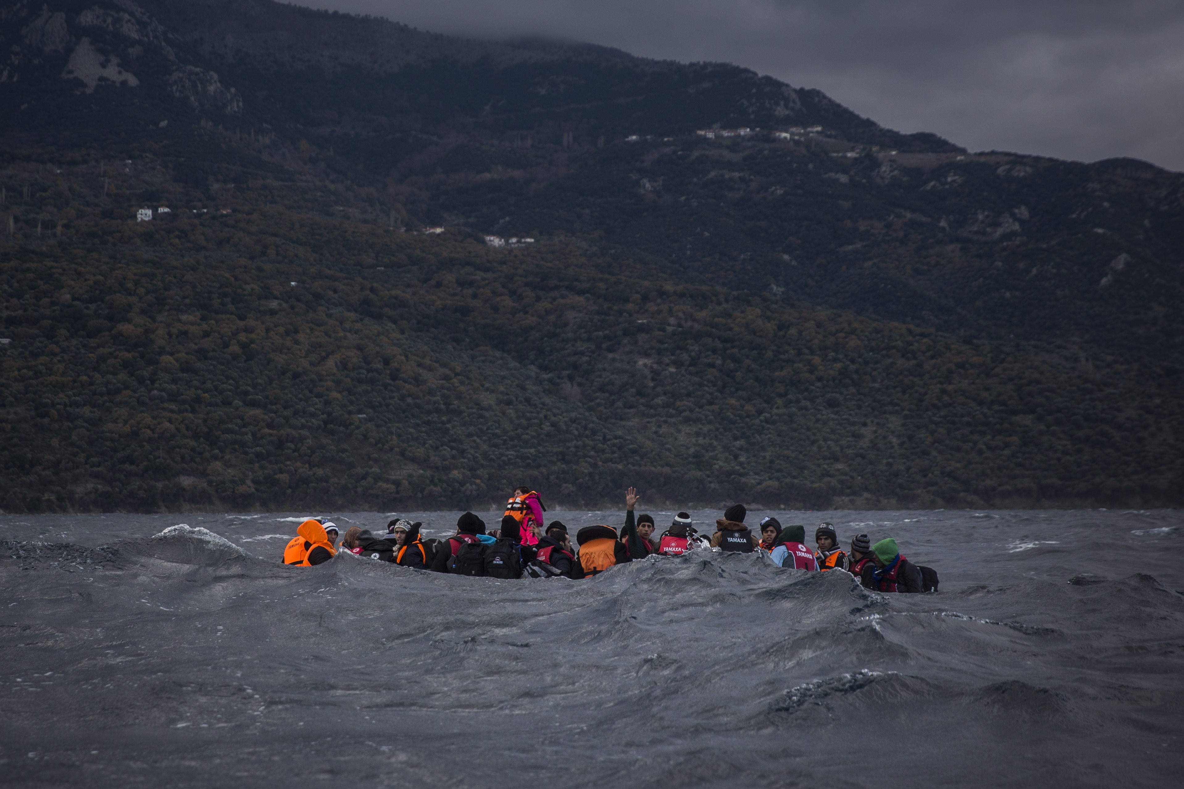 Σχεδόν στο μισό μειώθηκαν οι αφίξεις προσφύγων στην Ευρώπη