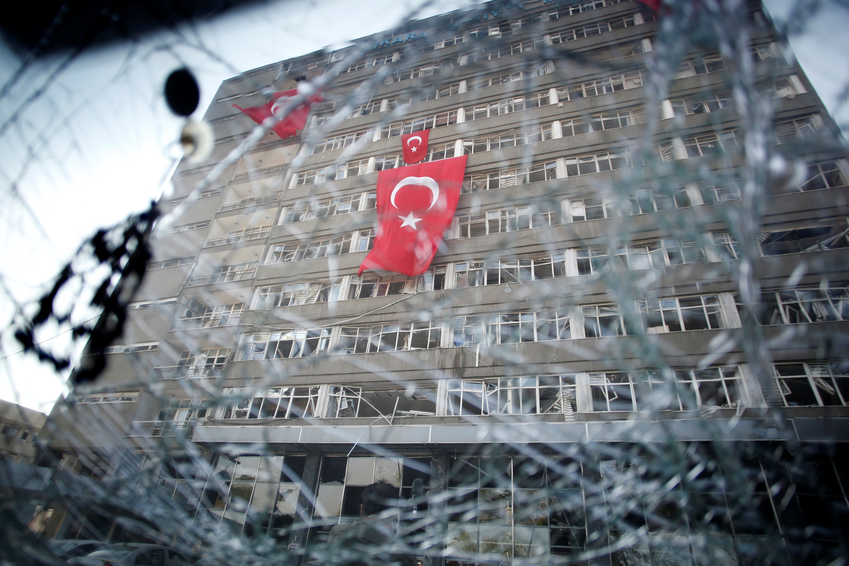 Τουρκία: Επιστρέφουν στις θέσεις του 1.823 δημόσιοι υπάλληλοι