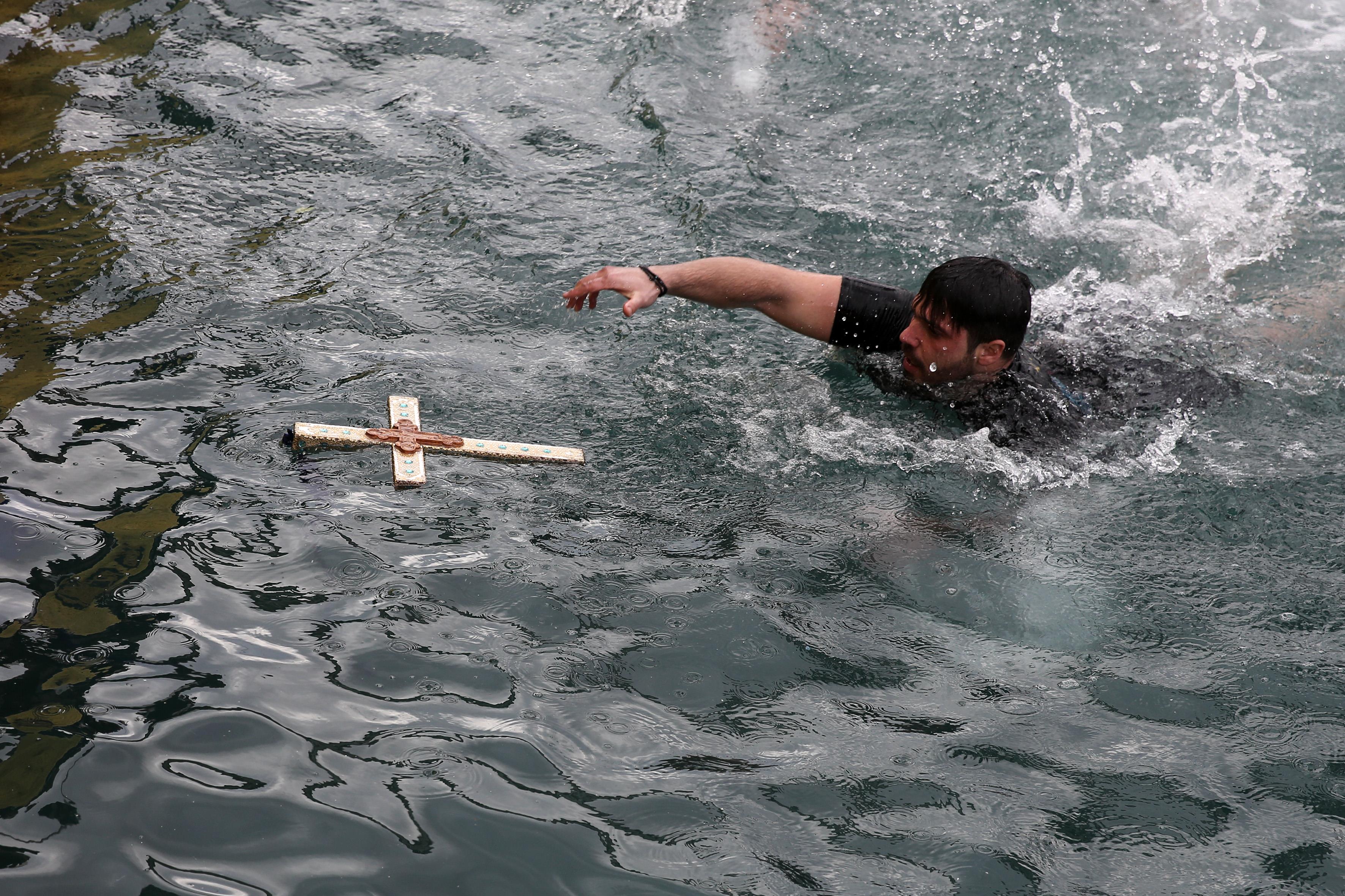 Θεοφάνια: Στην Κάλυμνο ο Τσίπρας – Στην Τήνο ο Μητσοτάκης