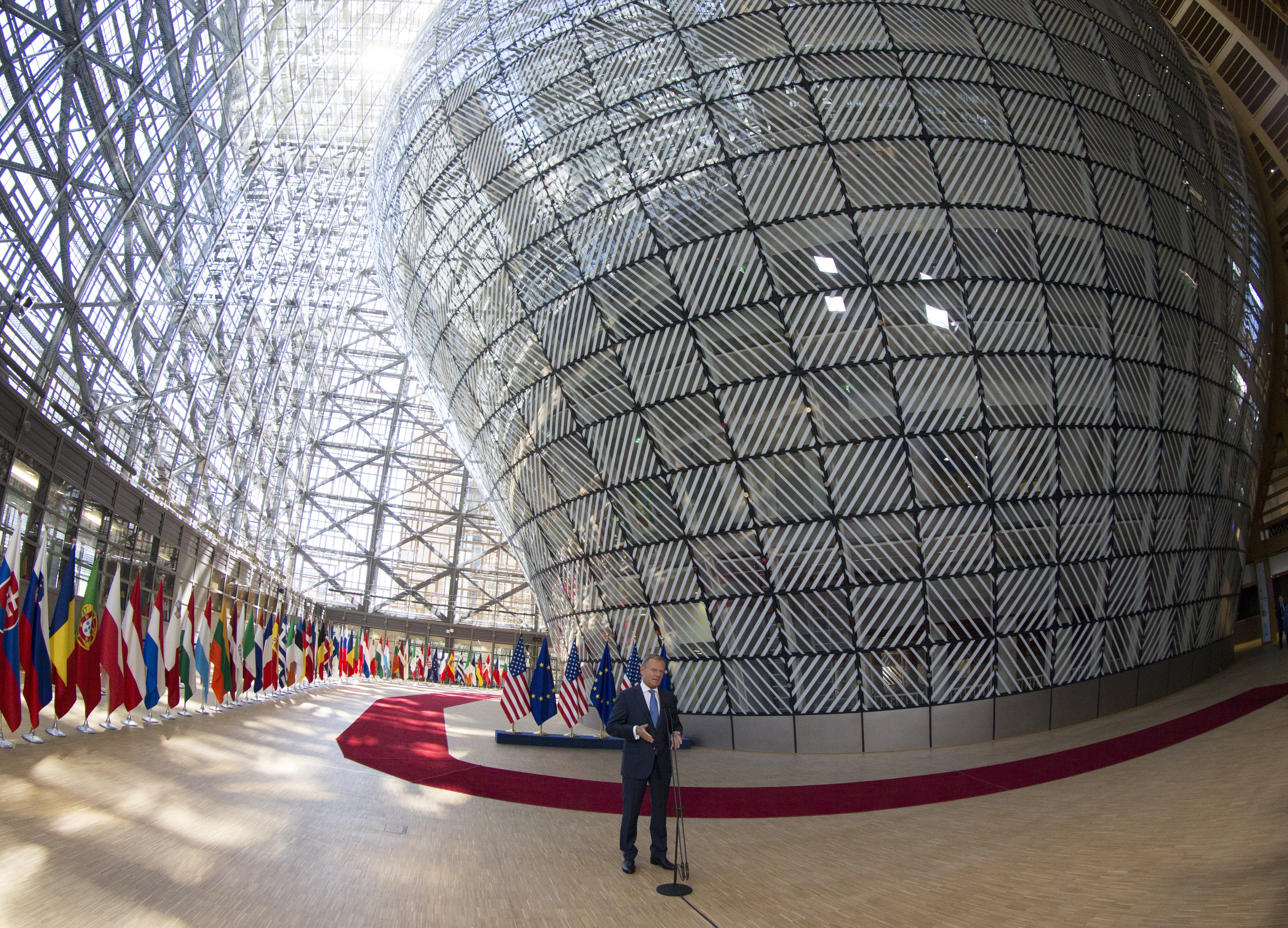 H Ρωσία διαπιστώνει «ηχηρή ρωγμή» στις σχέσεις ΕΕ – ΗΠΑ