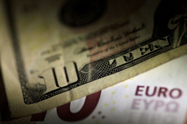 Αυξήθηκε η ισοτιμία του ευρώ έναντι του δολαρίου