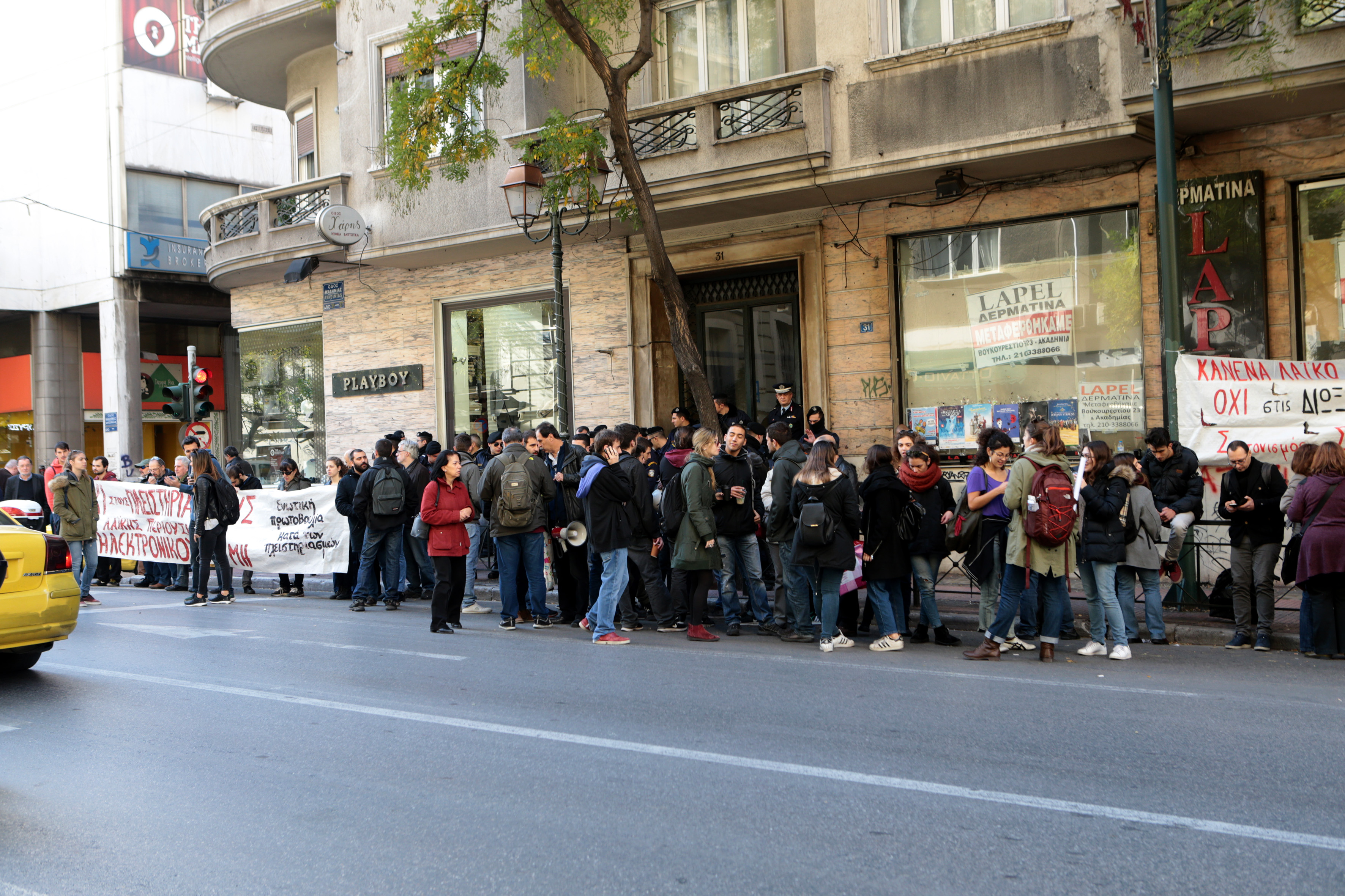 Κλειδώθηκε στο γραφείο του συμβολαιογράφος για πλειστηριασμούς
