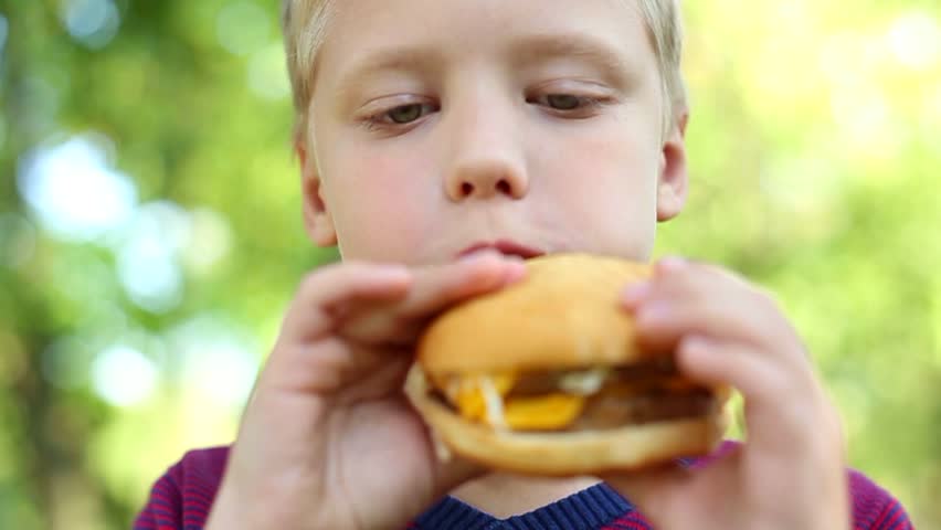 Οι διαφημίσεις ωθούν τα παιδιά να φάνε ανθυγιεινά τρόφιμα